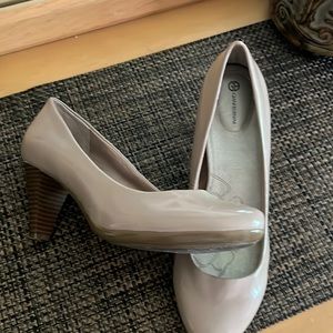 Gianni Bernini, nude patent leather pumps